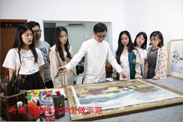 葉經(jīng)文教授為學(xué)生做示范圖片